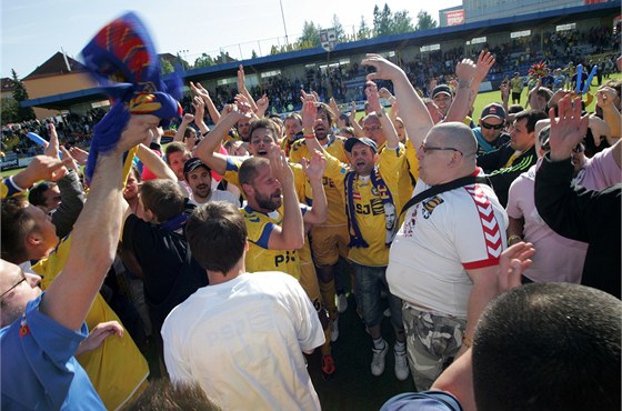 Oslava fanouk pi postupu FC Vysoina do 1. ligy.