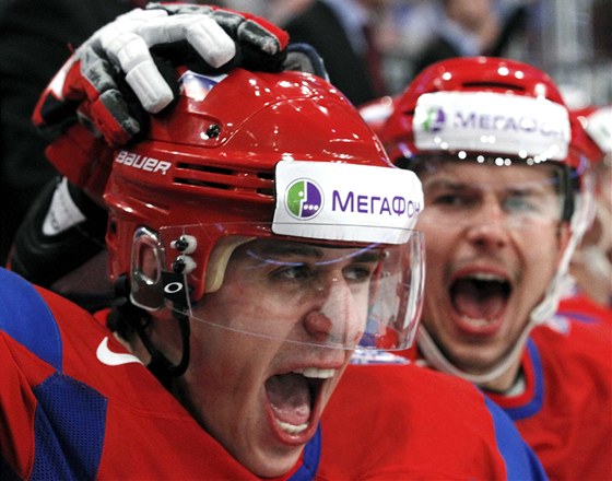 ZASTAVIT NEZASTAVITELNÉHO. Hokejové reprezentanty eká v nedli tký úkol - uhlídat ruského démona Jevgenije Malkina.
