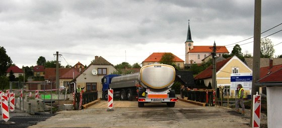 Provizorní mostní konstrukce byla v Dlouhé Brtnici vystavna vedle opravovaného