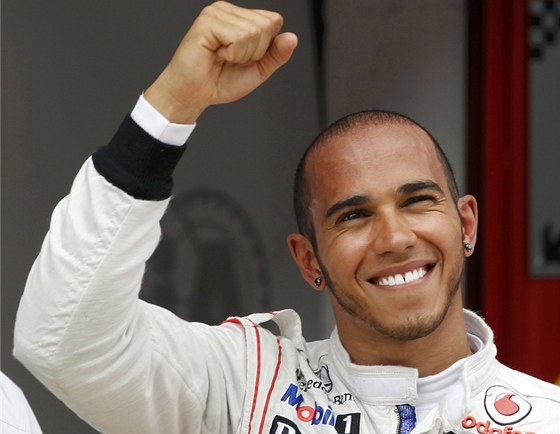 PEDASNÁ RADOST. Po kvalifikaci se Lewis Hamilton radoval z vítzství. Pozdji byl diskvalifikován.