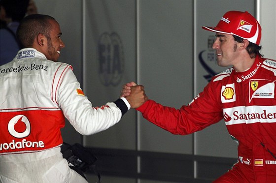 Lewis Hamilton (vlevo) a Fernando Alonso po kvalifikaci na Velkou cenu