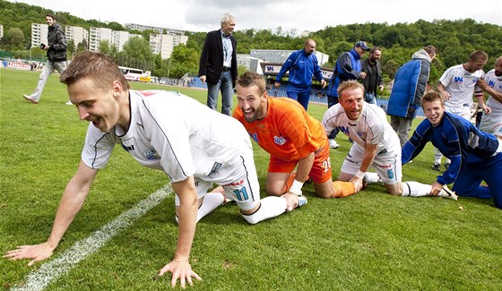 Fotbalisté Ústí nad Labem oslavují postup do první ligy.