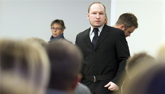 Breivik elí v soudní síni peivím a píbuzným masakru na Utoyi a v Oslu (10.