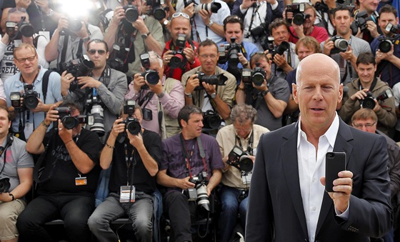 Cannes 2012 - Bruce Willis si na svj telefon fotí fotografy.