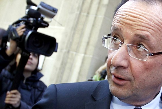 Francouzský prezident Francois Hollande ped svou volební kanceláí v Paíi