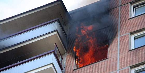 ena, který zstala uvznná uvnit bytu, skonila s popáleninami v nemocnici. (Ilustraní snímek)