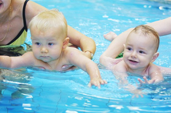 Plavání s miminky je podle odborník spí zábava pro maminky, ne uitená aktivita pro dít. Poukazují na hlavn na rizika. (Ilustraní snímek)