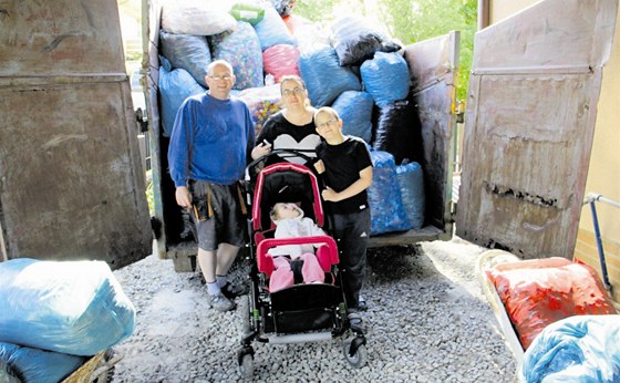 Rodina Kráalíkova a zhruba est tun vrk z PET lahví, které pomohly malé