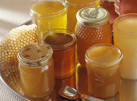 Na dálnici se z pepravovaných barel vylilo nkolik kilogram medu. Ilustraní snímek.