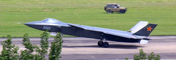 Snímek má zachycovat druhý prototyp ínského letounu J-20 bhem prvního startu.