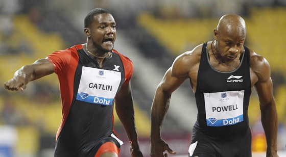 Justin Gatlin (vlevo) a Asafa Powell v bhu na 100 metr na mítinku Diamantové