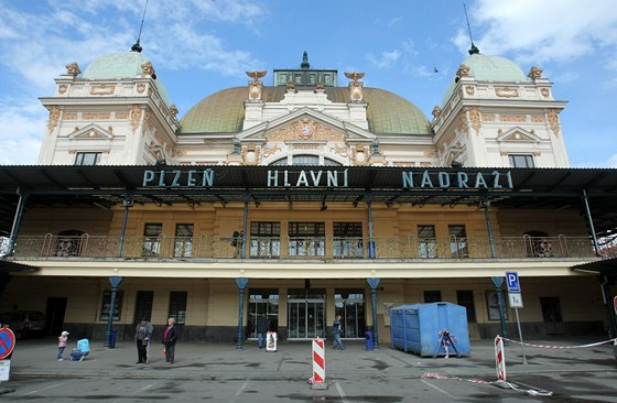 Dít v koárku jelo z Klabavy do Plzn bez matky. Ta zstala bezmocn stát na peronu. Ilustraní snímek