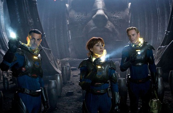 Z filmu Prometheus, Noomi Rapaceová jako vdkyn Elisabeth Shawová, Michael...