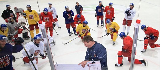 Kou eské hokejové reprezentace Alois Hadamczik vede první trénink v