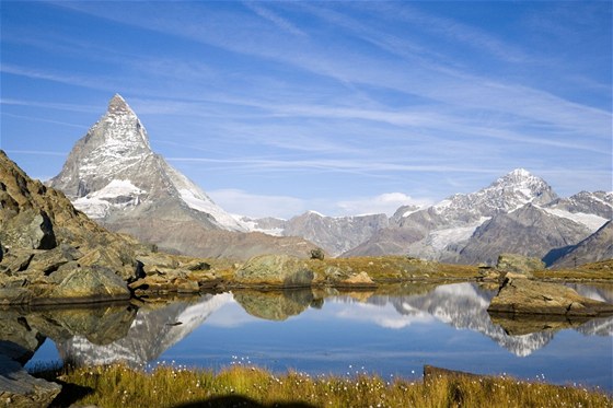 Východní stna Matterhornu se odráí v jezírku Riffelsee.