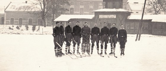 Trénink prostjovských hokejist na zamrzlém rybníce.