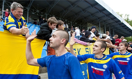 Fotbalisté Varnsdorfu se zdraví s diváky.