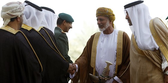 Ománský ministr zahranií Youssef bin Alawi bin Abdullah se vítá se