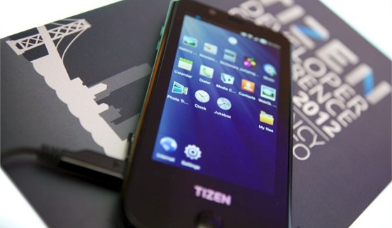 Prototyp smartphonu Samsung se systémem Tizen