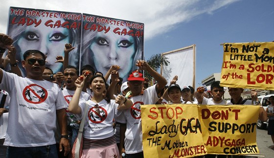 Filipíntí kesané protestují proti koncertu Lady Gaga.