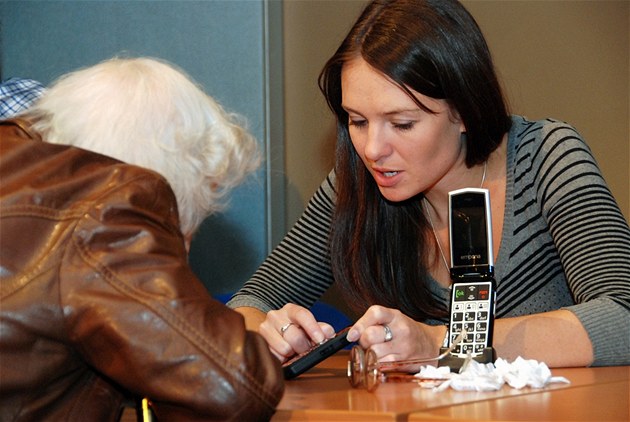 Seminá Jak na mobil vysvtlí seniorm, jak zacházet s jejich mobilními telefony.