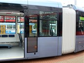 Nov tramvaj je dlouh tm 23 metr a zhruba v polovin ji rozdluje kloubov