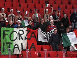 JAKO NA FOTBALE. Fanouci hokejist Itálie vytvoili v poloprázdné hale Globen...
