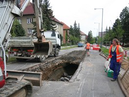 V jihlavsk Hamernkov ulici se propadla st vozovky.