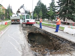 V jihlavsk Hamernkov ulici se propadla st vozovky.