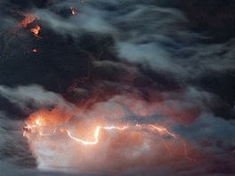 Blesky práv proízly sopený prach z vulkánu Eyjafjallajokull, který v roce...