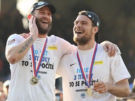 ROZESMÁTÍ AMPIONI. Liberecký gólman David Biík (vlevo) slaví titul se