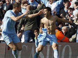 TITUL VE TVRTÉ MINUT NASTAVENÍ. Fotbalisté Manchesteru City jsou v euforii, v...