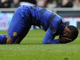 VÍTZSTVÍ NESTAILO. Patrice Evra, obránce Manchesteru United, padl na trávník...