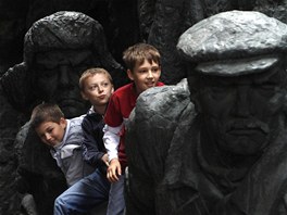 Hra na válku. Ukrajinské dti si hrají na památníku na poest bojovník druhé...