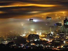 Blíící se zima na jiní hemisfée. Mlha nad pístavem v Kapském mst. Msto...