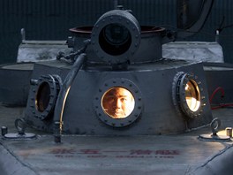 Miniponorka. ang Wu-i sedí ve své dvoumístné ponorce bhem testovací plavby v...