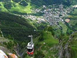 Lanovka na Gemmi nad Leukerbadem vede k jezeru Daubensee.