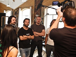 Kapela Krytof dává televizními tábu rozhovor v nouzovském studiu Sono pi...