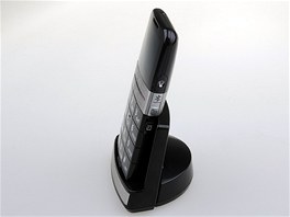 Telefon lze dobíjet pímým pipojením cestovní nabíjeky s 3,5mm jack...