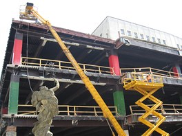 Pohled na olomoucký obchodní dm Prior bhem rekonstrukce (10. kvtna 2012).