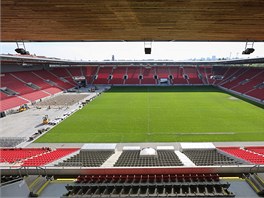 V pátek ráno je ji ást stadionu pekryta a zaíná se stavt pódium.