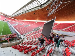 Kvli koncertu musela dol i velkoploná LED obrazovka v rohu stadionu.