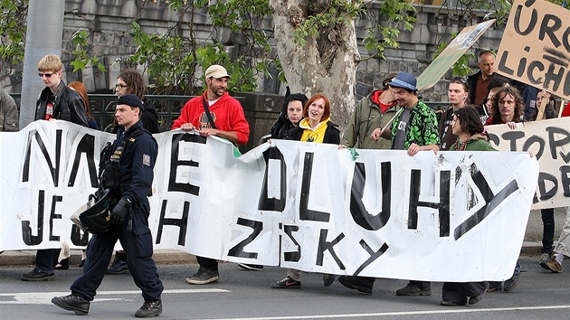 Anarchisté protestovali proti zadluenosti lidí.