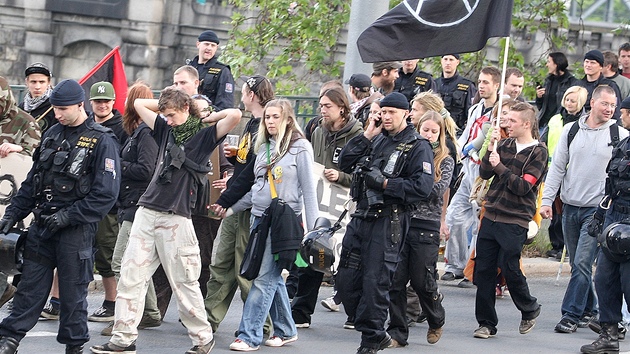 Anarchisté protestovali proti zadluenosti lidí.