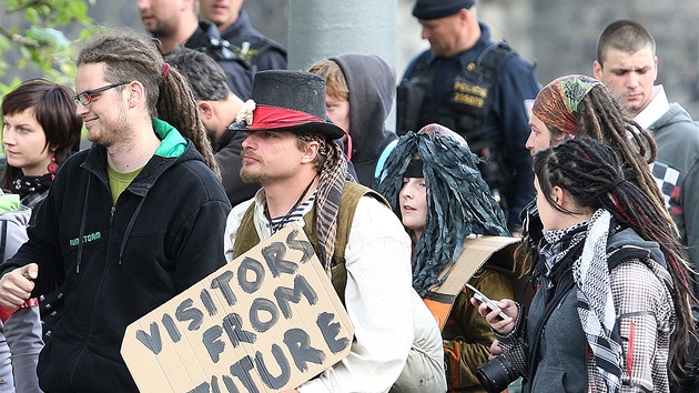 Anarchisté protestovali proti zadluenosti lidí.