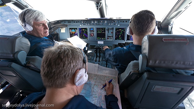 Posledn fotky ped tragickm letem Suchoje: vlevo kapitn suchoje Alexandr Jabloncev (9. kvtna 2012)