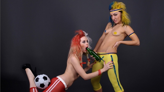 Aktivistky z hnut Femen v pevleen za maskoty Eura 2012 protestuj proti sexuln turistice na Ukrajin v dob fotbalovho ampiontu.