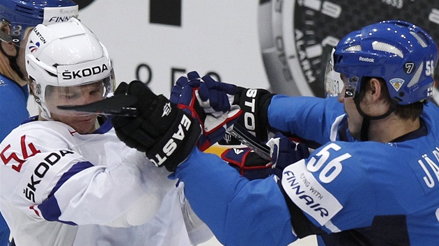 NA OST HOKEJKY. Francouz Antoine Roussel s finskm hrem Joonas Jarvinenem zkili hokejky podn vysoko.