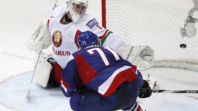 PRVNÍ GÓL. Slovenský útoník Juraj Mikú pekonává bloruského brankáe Kovala