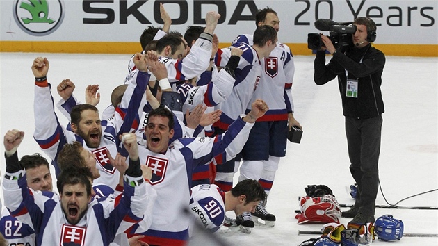 SLOVÁCI V OPOJENÍ. Hokejisté Slovenska ílí radostí, protoe v semifinále